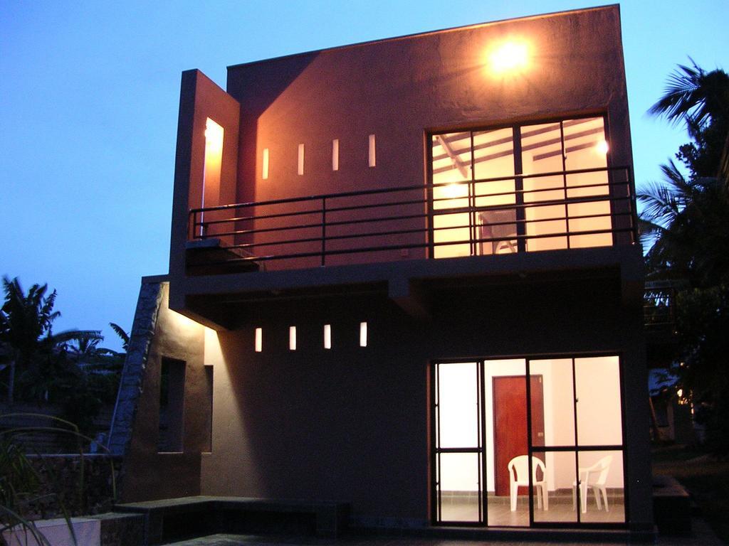 Sri Beach Bungalows And Villa Marawila Dış mekan fotoğraf