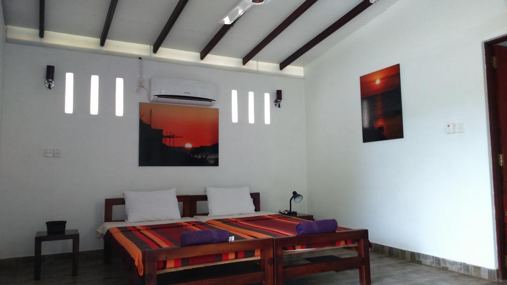 Sri Beach Bungalows And Villa Marawila Dış mekan fotoğraf