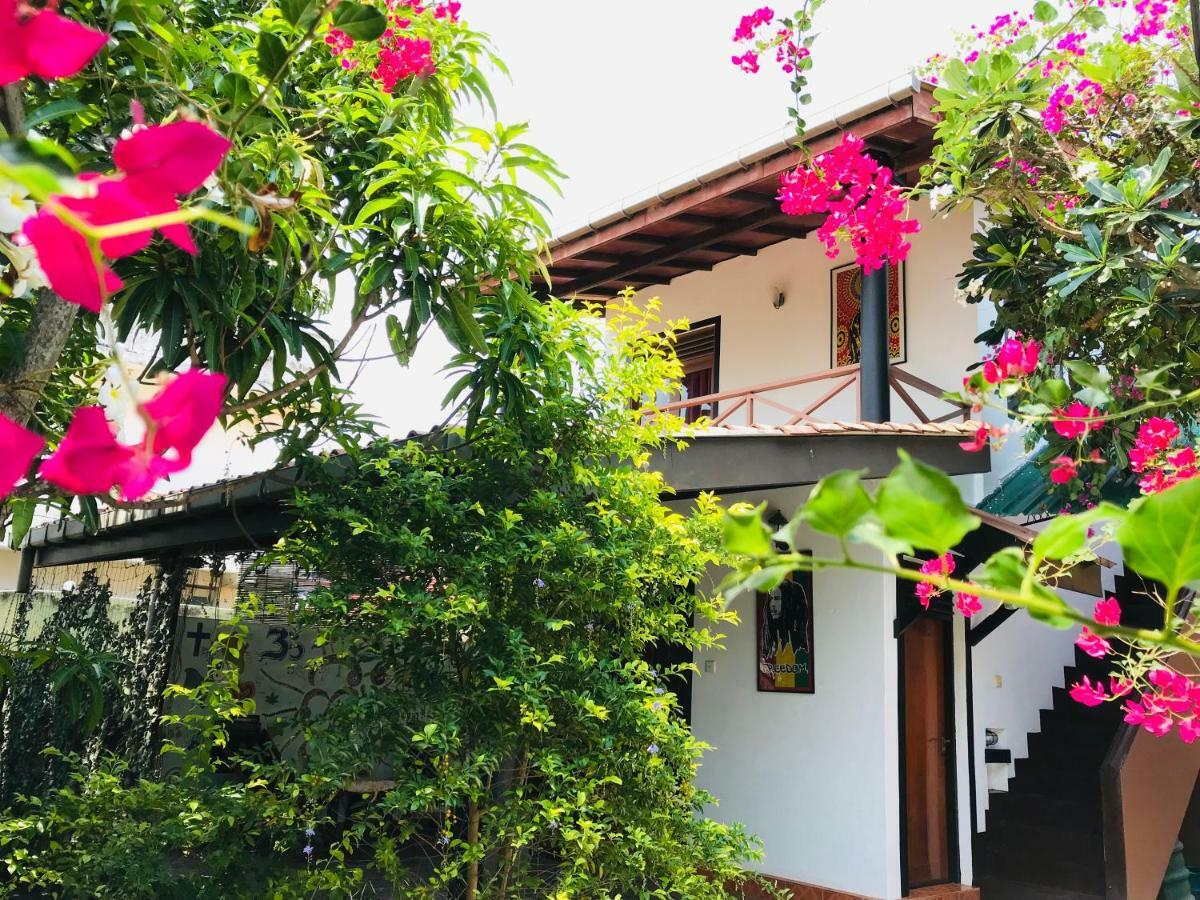 Sri Beach Bungalows And Villa Marawila Dış mekan fotoğraf